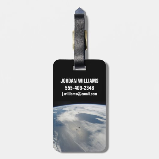 Kleine satellieten draaien boven een deel van de a bagagelabel (Achterkant verticaal)