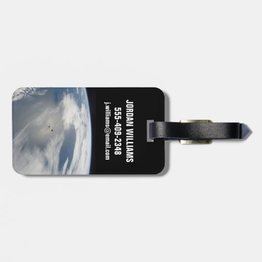 Kleine satellieten draaien boven een deel van de a bagagelabel (Achterkant horizontaal)