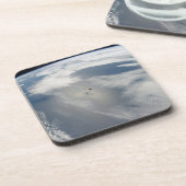 Kleine satellieten draaien boven een deel van de a bier onderzetter (Linkerzijde)