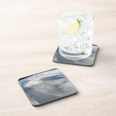 Kleine satellieten draaien boven een deel van de a bier onderzetter (Rechterzijde)