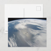 Kleine satellieten draaien boven een deel van de a briefkaart (Voorkant / Achterkant)