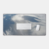 Kleine satellieten draaien boven een deel van de a bureaumat (Keyboard & Muis)