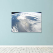 Kleine satellieten draaien boven een deel van de a canvas afdruk (Insitu (Houten vloer))