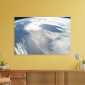Kleine satellieten draaien boven een deel van de a canvas afdruk (Insitu (Woonkamer))