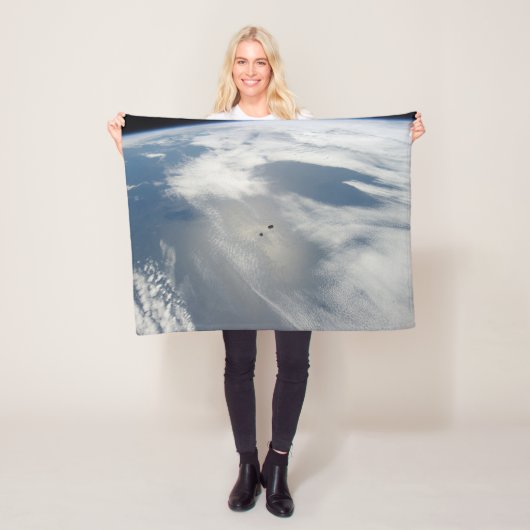 Kleine satellieten draaien boven een deel van de a fleece deken (In situ)