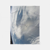 Kleine satellieten draaien boven een deel van de a fleece deken (Voorkant)