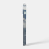 Kleine satellieten draaien boven een deel van de a iPhone 15 case (Linkerkant)