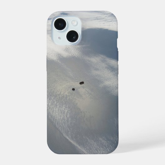 Kleine satellieten draaien boven een deel van de a iPhone 15 case (Achterkant)