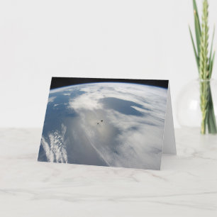 Kleine satellieten draaien boven een deel van de a kaart