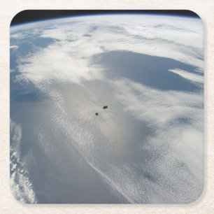 Kleine satellieten draaien boven een deel van de a kartonnen onderzetters