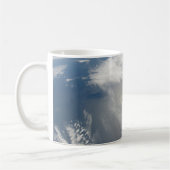 Kleine satellieten draaien boven een deel van de a koffiemok (Links)