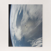 Kleine satellieten draaien boven een deel van de a legpuzzel (Verticaal)