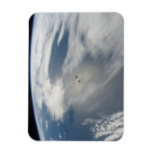 Kleine satellieten draaien boven een deel van de a magneet (Verticaal)