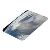 Kleine satellieten draaien boven een deel van de a magneet (Linkerzijde)