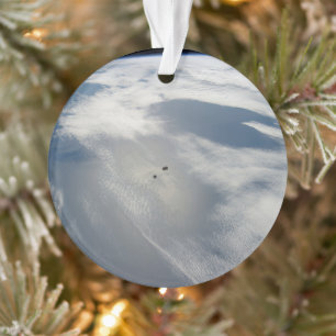 Kleine satellieten draaien boven een deel van de a ornament