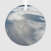 Kleine satellieten draaien boven een deel van de a ornament (achterkant)