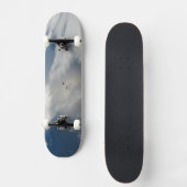 Kleine satellieten draaien boven een deel van de a persoonlijk skateboard (Voorkant)