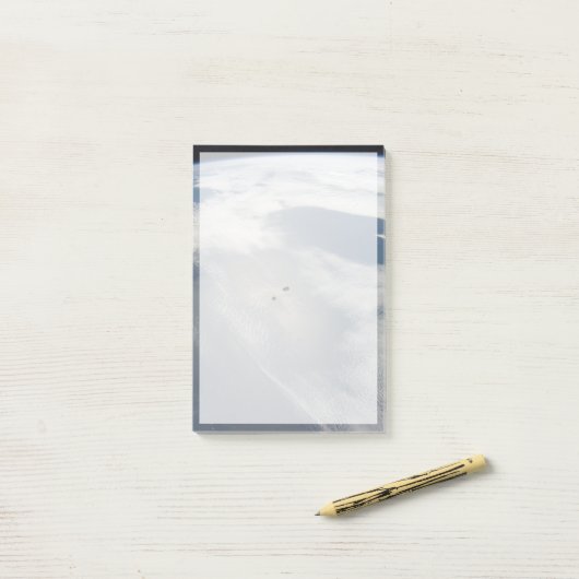 Kleine satellieten draaien boven een deel van de a post-it® notes (Op bureau)