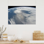 Kleine satellieten draaien boven een deel van de a poster (Keuken)