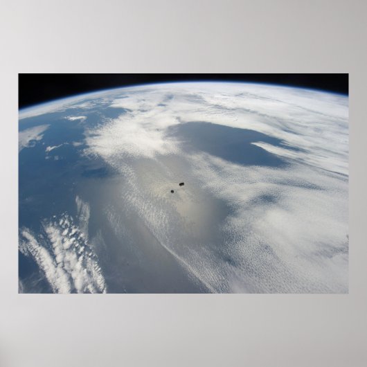 Kleine satellieten draaien boven een deel van de a poster (Voorkant)