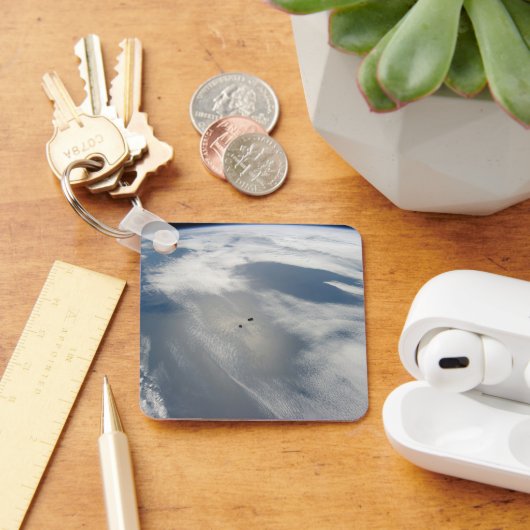 Kleine satellieten draaien boven een deel van de a sleutelhanger (Bureau)