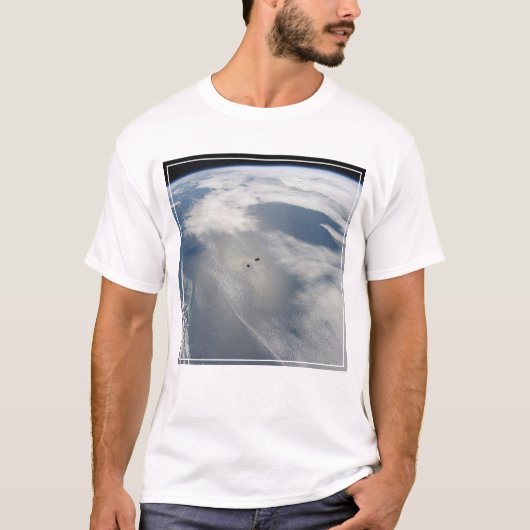 Kleine satellieten draaien boven een deel van de a t-shirt (Voorkant)