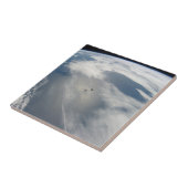 Kleine satellieten draaien boven een deel van de a tegeltje (Zijkant)