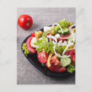 Kleine schaal van salade gemaakt van natuurlijke g briefkaart