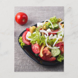 Kleine schaal van salade gemaakt van natuurlijke g briefkaart