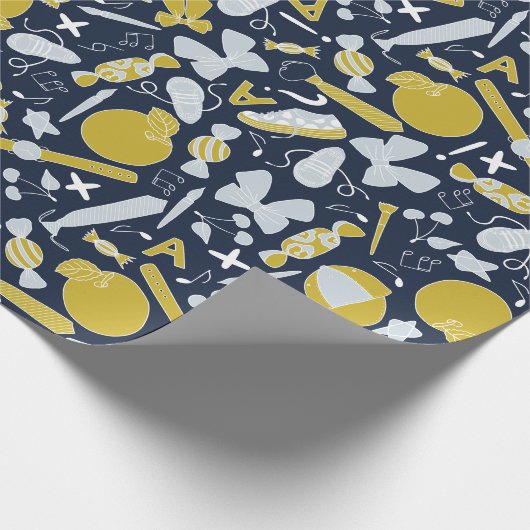 Kleine schooldingen verspreid over cadeaupapier (Hoek)