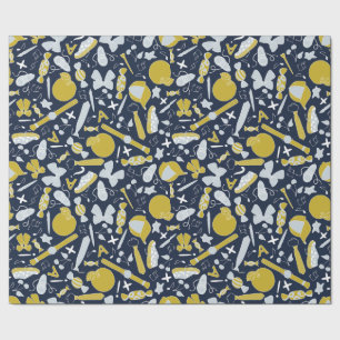 Kleine schooldingen verspreid over cadeaupapier