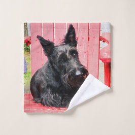 Kleine Scottie in een grote rode stoel Washandje