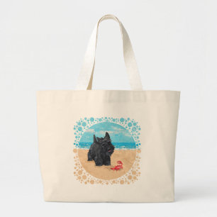 Kleine Scottie vindt een krab op het strand Grote Tote Bag
