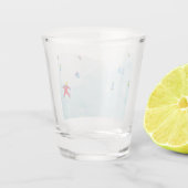 Kleine skiërs op Snowy Hill Shot Glas (Achterkant)