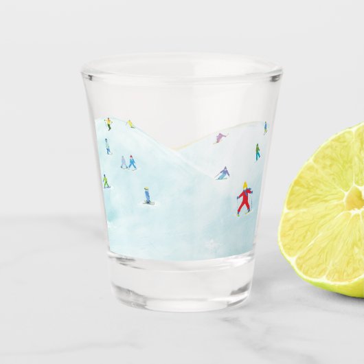 Kleine skiërs op Snowy Hill Shot Glas (Voorkant)