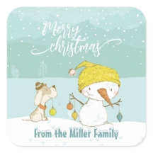 Kleine sneeuwpop en hond op kerst-winterscène