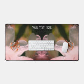 Kleine sprinkhaan op Azalea Flower op maat Bureaumat (Keyboard & Muis)