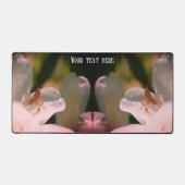 Kleine sprinkhaan op Azalea Flower op maat Bureaumat (Voorkant)