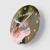 Kleine sprinkhaan op Azalea Flower op maat Ronde Klok (Hoek)