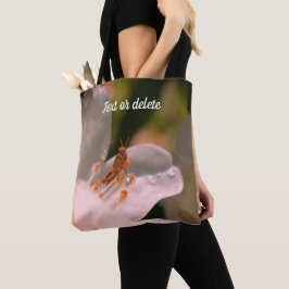 Kleine sprinkhaan op Azalea Flower op maat Tote Bag