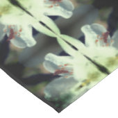 Kleine sprinkhaan op White Azalea Flower Abstract Tafelkleed (Gekanteld)