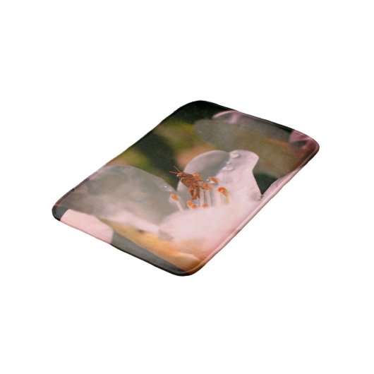 Kleine sprinkhaan op witte zalea badmat (Gekanteld)