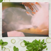 Kleine sprinkhaan op witte zalea theedoek (Gevouwen)