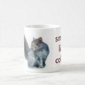 kleine sqirrel, ruikt naar koffie koffiemok (Center)