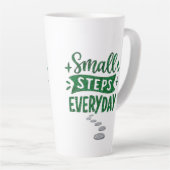 Kleine Stappen Elke Dag Inspirerende Latte Mok (Rechterhoek)