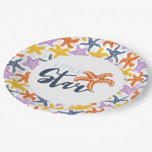 Kleine ster met kleurrijke starfishes op wit papieren bordje (Gekanteld)