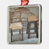 Kleine stoel en ontlasting, Pienza, Italië Metalen Ornament (Links)