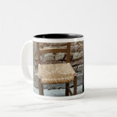 Kleine stoel en ontlasting, Pienza, Italië Tweekleurige Koffiemok (Voorkant links)