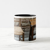 Kleine stoel en ontlasting, Pienza, Italië Tweekleurige Koffiemok (Center)