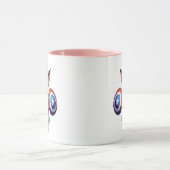 Kleine superheld buitenaards met schild. mok (Midden)